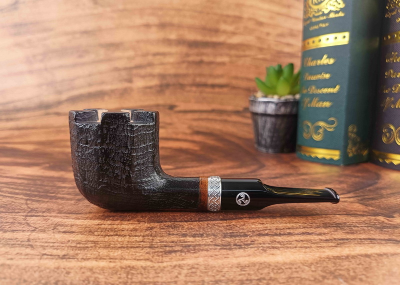 (Sold Out) ไปป์ Rattray's The Castle Sandblasted Black 181