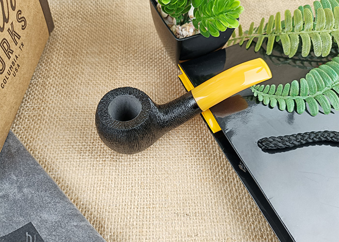 ไปป์ BriarWorks Classic Dark Rusticated with Amber Stem C101